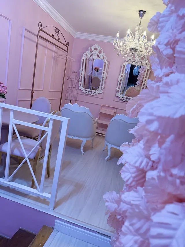 Camarim rosa do Buffet Melvalen com espelhos de moldura branca, poltronas e lustre