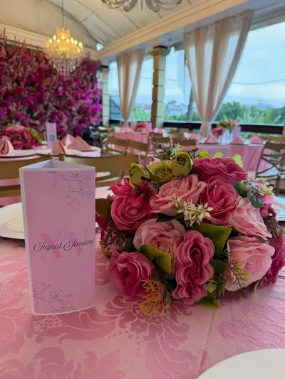 Publicação do Buffet Melvalen no Instagram: festa de 15 anos com mesa e flores em tons de rosa e verde