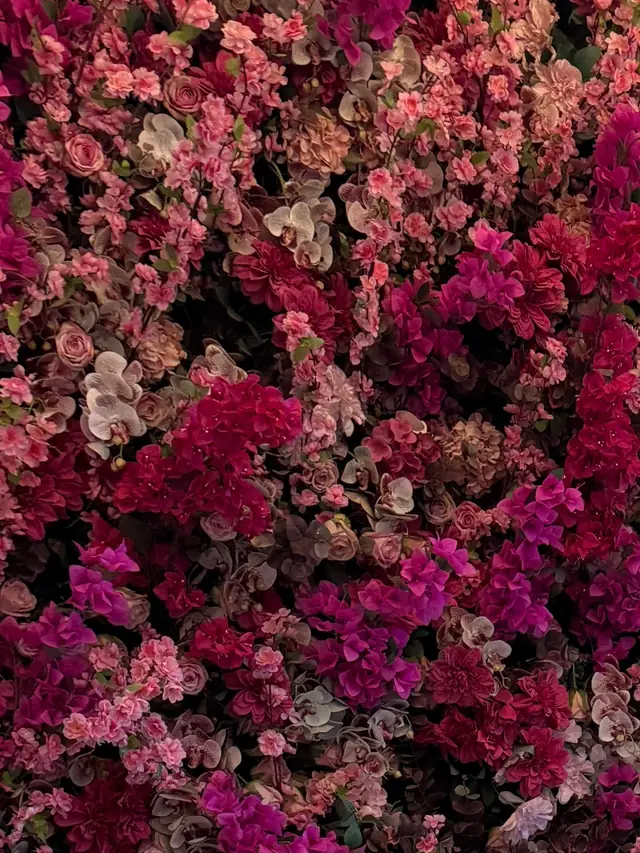 Parede de flores rosa e magenta, o painel permanente do salão do Buffet Melvalen