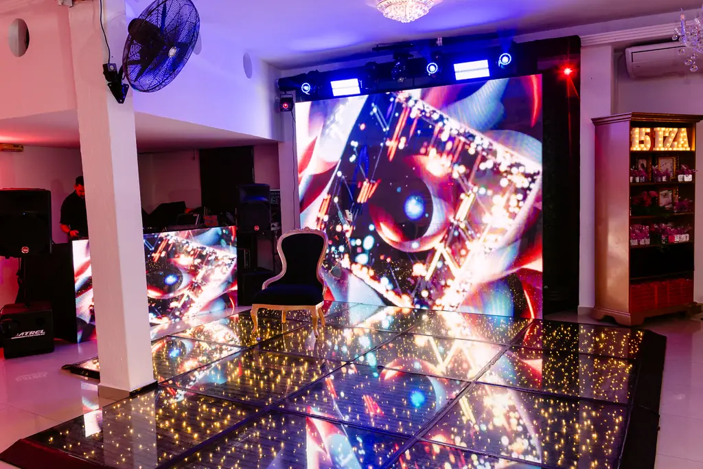 Pista com piso de LED, painel de LED e palco de DJ